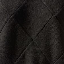 zwart Close-up van de zwarte gebreide trui met ruitpatroon.