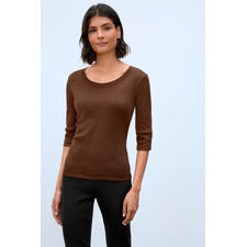 kastanje Wolff T-shirt in kastanjebruin, gedragen door een vrouw voor een lichte achtergrond.