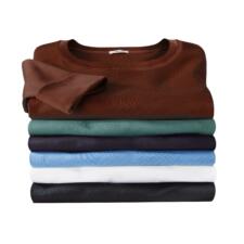 kastanje, groen, marine, jeansblauw, wit en zwart Stapeltje van vijf gekleurde shirts, waaronder bruin, zwart en blauw, op een witte achtergrond.