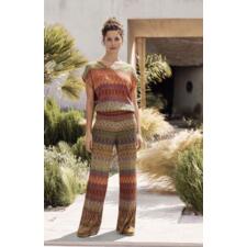 shirt en broek Vrouw in IVKO jacquard combinatie met brede snit in de tuin.