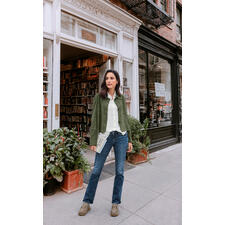 Silver Suki bootcutjeans Vrouw in groene geitenvelours overhemdjas met blouse voor boekenwinkel