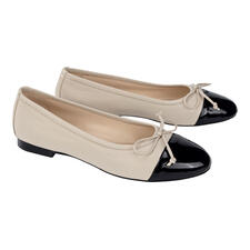 creme/zwart lak Mario Arpili ballerina's in beige met zwarte punt en strik.