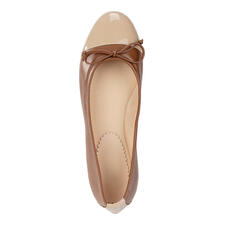 cognac/creme lak Bovenaanzicht van Mario Arpili ballerina's in bruin met beige teenstuk.
