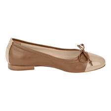 cognac/creme lak Zijaanzicht van Mario Arpili ballerina's in bruin met beige teenstuk.