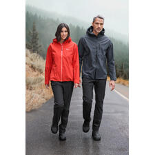 zwart Mannen in waterdichte jas en broek bij mistig weer.