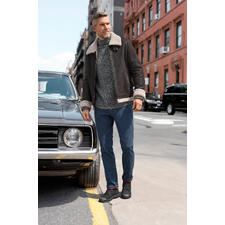 OCONI B3-pilotenjack van lamsvacht Man in schapenvacht pilotenjack op naast een klassieke auto