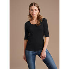 zwart Vrouw in zwart Wolff-shirt met 3/4 mouwen en blauwe jeans.