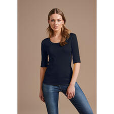 marine Vrouw in zwart Wolff-shirt met 3/4 mouwen en blauwe jeans.