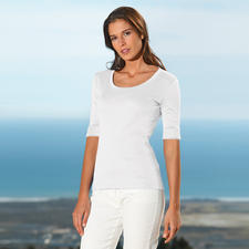 wit Vrouw in een wit T-shirt staat voor een heldere lucht.