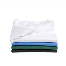 wit, jeansblauw, groen en zwart Vijf gevouwen T-shirts in verschillende kleuren, van boven naar beneden: wit, blauw, groen, zwart.