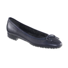 marine Casanova lamswollen ballerina in zwart met een strik, zijaanzicht.