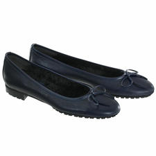 marine Casanova lamswollen ballerinas in marine, gedetailleerd vooraanzicht.