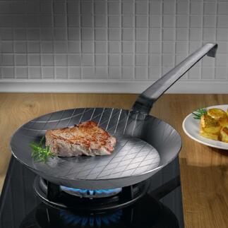 Gegoten braadpan met steak op het fornuis.
