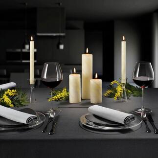 Elegante bijenwaskaarsen op een tafel voor een feestelijk diner.