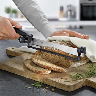 Hand snijdt brood met een zaagmes en snijgeleiding op een houten plank.