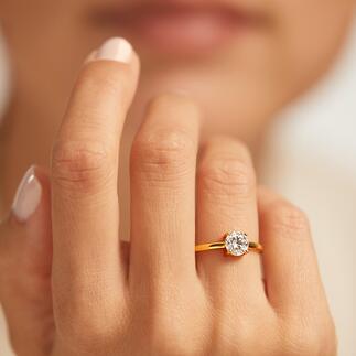 Ring met Moissaniet   Elegantie voor de hand: ring met vurig fonkelende Moissaniet van één karaat.