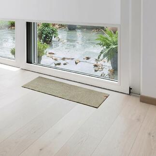Terrasdeur mat in beige voor een glazen deur.