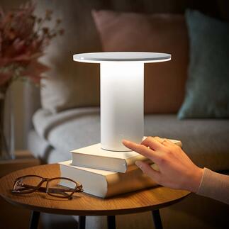 Mobiele oplaadbare tafellamp Puur wit en een minimalistisch ontwerp. Chique sfeerverlichting, in de waarschijnlijk meest eenvoudige vorm.