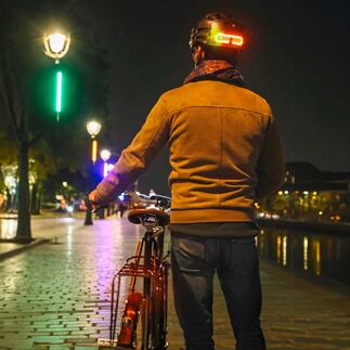 Fietsremlicht met richtingaanwijzer Eindelijk een echt betrouwbaar fietsremlicht. Tegelijkertijd ook achterlicht en richtingaanwijzer. Bekroond met de Eurobike Award 2023.