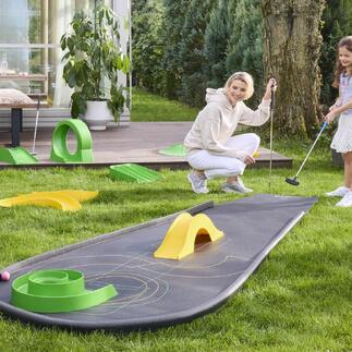 Vrouw met kind speelt minigolf op een draagbare minigolfbaan.