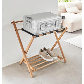 Eik kofferopslag met handbagage en schoenen op een houten frame.