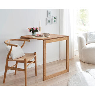 Opklapbare wandtafel van hout met koffie en bloemen op het oppervlak.