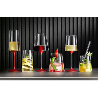 Set van twee kristallen glazen met verschillende dranken op een tafel.