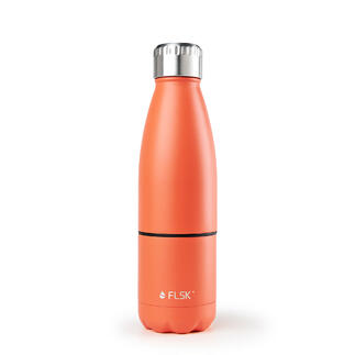 Isolerende fles in oranje op een witte achtergrond.