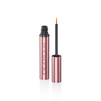 CILAMOUR RAPIDE wimper serum in een hand.
