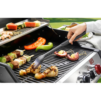 Grillkwast in actie om vlees op de grill aan te brengen.