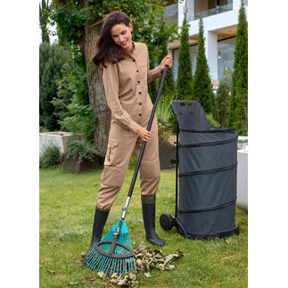 Vrouw aan het werk met een hark in de tuin.