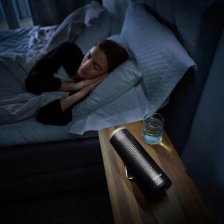 Mobiele 2-in-1 luchtreiniger op een nachtkastje naast een slapende persoon