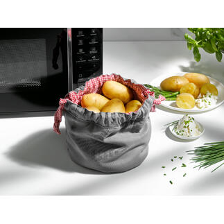 Grijze aardappelgarbeutel met aardappelen en kruiden op de tafel.