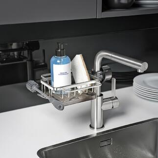 Spoelbak-organizer met fles en spons op de gootsteen.