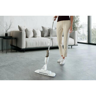 3-in-1 Spray-mop wordt gebruikt door een vrouw, de vloer is leeg