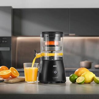 Volautomatische citruspers in de keuken, sinaasappel wordt geperst.