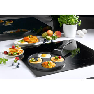 Pancake bakvorm met verschillende pannenkoeken en eieren
