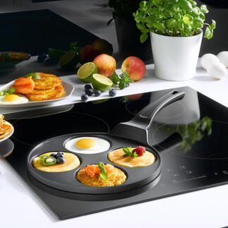 Pancake bakvorm met verschillende pannenkoeken en eieren