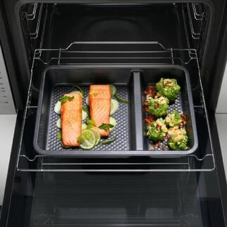 Twee-delige ovenschaal met zalm en groenten in de oven