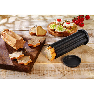 Drie bakbuizen voor partybrood op een houten plank met gesneden broodvormen en beleg.