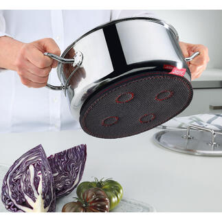 Hand die een magnetische onderzetter onder een kookpan houdt.