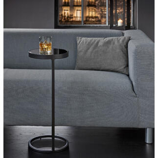 Mini-side table met een glas op de tafel.