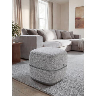 Design voetmassagehocker in een stijlvolle woonkamer.
