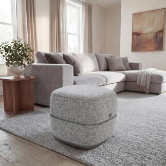 Design voetmassagehocker in een stijlvolle woonkamer.