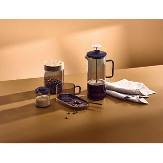 Mondgeblazen French-Press van 600 ml, koffiebonen en glazen op een tafel.