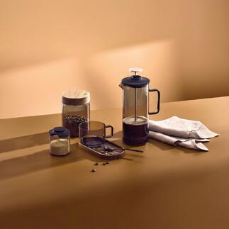 Mondgeblazen French-Press van 600 ml, koffiebonen en glazen op een tafel.