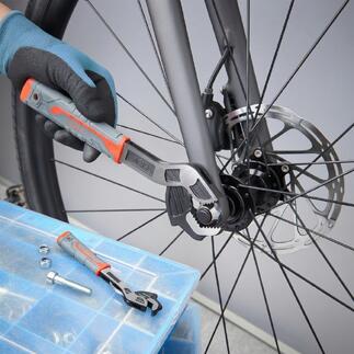 Snelspan sleutel wordt gebruikt voor het onderhouden van een fietsremmechanisme.