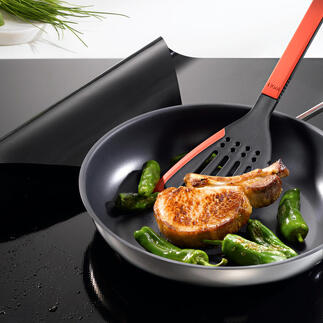 Koekenpan met courgette en een kotelet op een inductiekookplaatbescherming