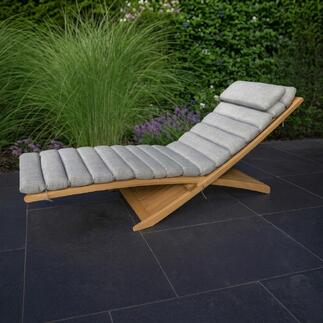 Premium houten ligstoel met grijze kussen in de tuin.