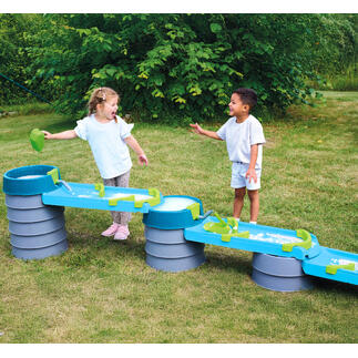 Twee kinderen lachen en spelen bij de water- en modderbaan.